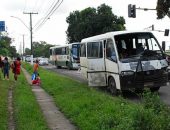 Microôonibus ficou com a frente parcialmente destruída