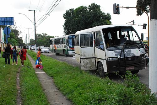 Microôonibus ficou com a frente parcialmente destruída