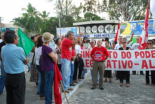 Representantes de sindicatos se reuniram na frente da PF