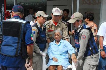 Senhora passou mal de verdade durante simulação do Corpo de Bombeiros