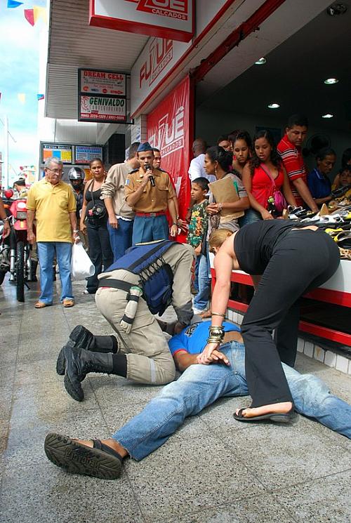 Bombeiro presta primeiros socorros à 'vítima'