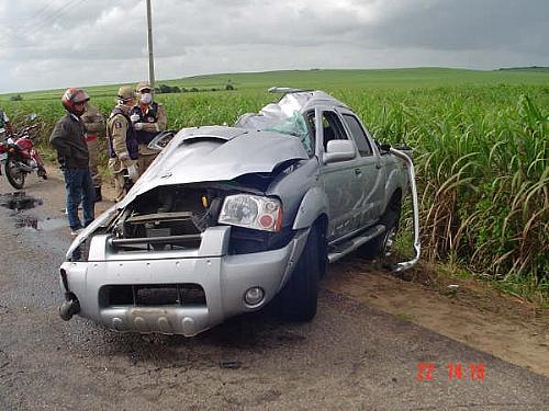 Pickup cabine dupla Nissan Frotier capotou diversas vezes