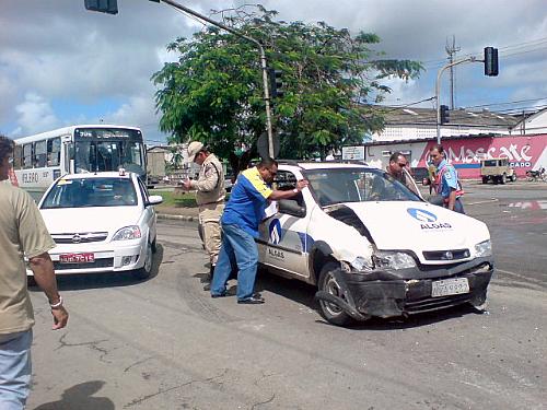 Acidente na Durval de Góes Monteiro deixou duas pessoas levemente feridas