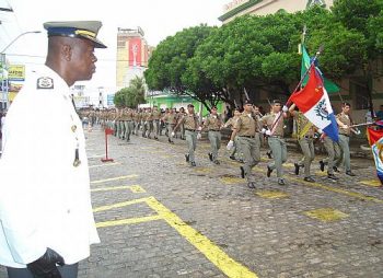 Comandante-geral da Polícia Militar passa a tropa em revista