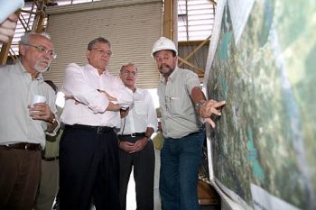 Téo, Renan e o presidente da ANA na visita ao canteiro de obras do Canal do Sertão