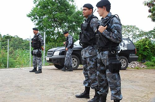 Uma viatura do Bope premanece próximo aos prédios para garantir a segurança no local