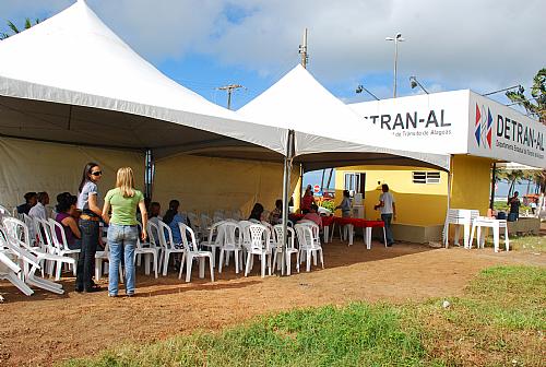 Servidores se concentram na porta do Detran