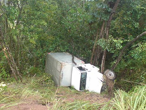 Caminhão caiu em ribanceira após colidir com outro veículo