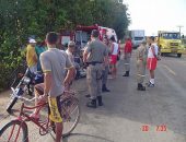 Curiosos acompanham o trabalho dos homens do Corpo de Bombeiros