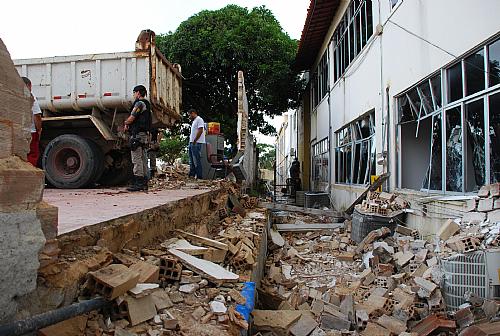 Muro foi parcialmente destruído após a colisão