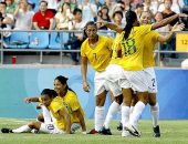 Jogadoras se abraçam: Cristiane, no chão ao lado de Marta, põe fim à má fase