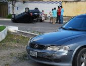 Celta capota após colidir com Vectra na Rua Coronel Lima Rocha