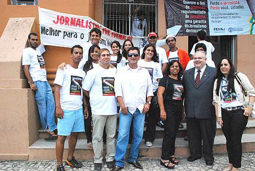 Estudantes e jornalistas se reúnem com Omar Coelho e Valdice Gomes, em frente a OAB/AL