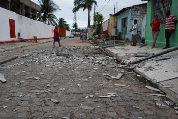 Parte de uma viga atingiu o portão da residência