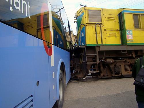 Ônibus quebrou em cima do trilho do trem