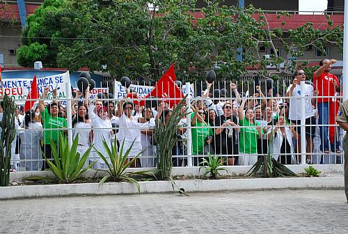 Manifestantes protestam durante inauguração de Hospital Geral