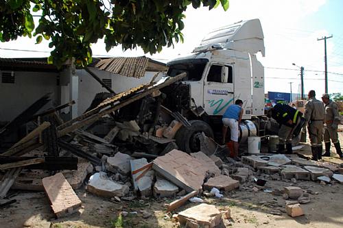 Carreta desgovernada destrói casas na Via Expressa