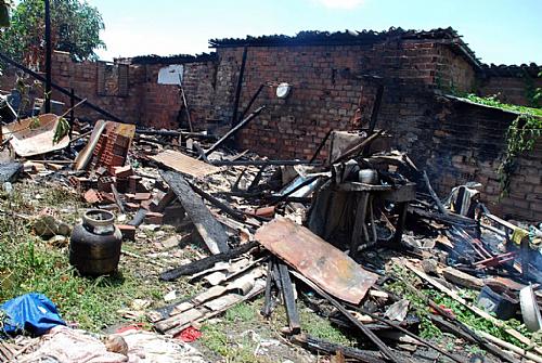 Casa foi totalmente destrída pelo incêndio