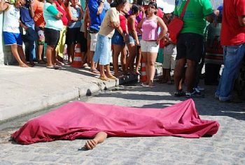 O jovem foi atingindo por vários tiros