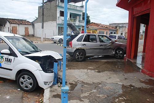 Acidente deixa duas pessoas feridas