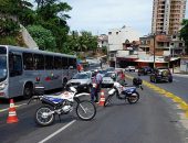 Agentes do SMTT tentam desviar o fluxo de veículos