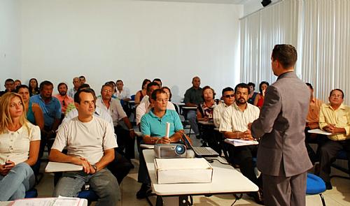 Comissão do Detran e donos de auto-escolas negociam redução do valor da CNH