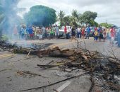 Estudantes bloquearam rodovia em protesto à suspensão de transporte para Maceió