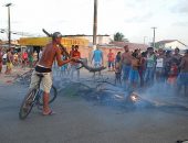 Moradores bloquearam pista queimando pedaços de árvores