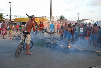 Troncos de árvores foram queimados no protesto