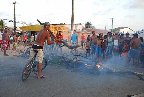 Moradores bloquearam pista queimando pedaços de árvores