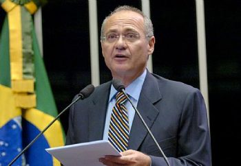 Renan discursa na sessão do Senado em defesa da valorização do professor