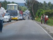 Protesto de estudantes causa grande engarrafamento na principal rodovia de acesso ao Litoral Sul do Estado