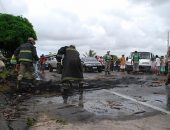 Bombeiros desobstruem a pista para liberação do trânsito na AL-101 Sul