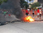 Troncos de árvores foram queimados no protesto