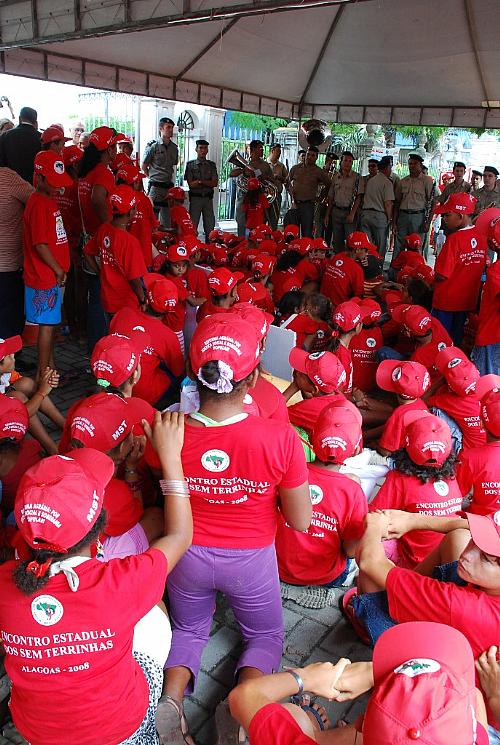 Sem-terrinha acompanham apresentação da banda da Polícia Militar