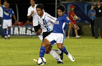 Destaque do Cruzeiro na partida, Guilherme tenta sair da marcação do Grêmio