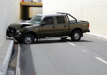 Agentes do SMTT tentam desviar o fluxo de veículos