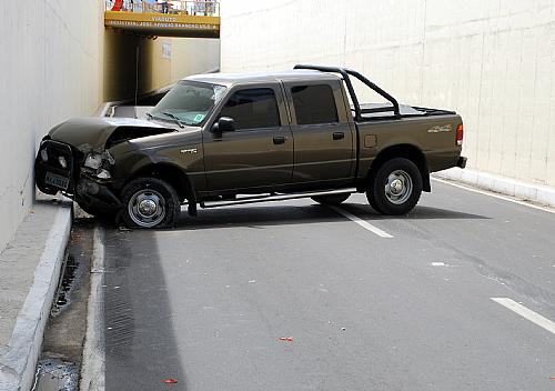 Ranger ficou atravessada nas duas mãos do viaduto