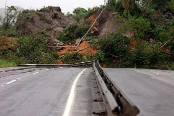 Deslizamento de terra interditou o trânsito na SC-401, em Florianópolis