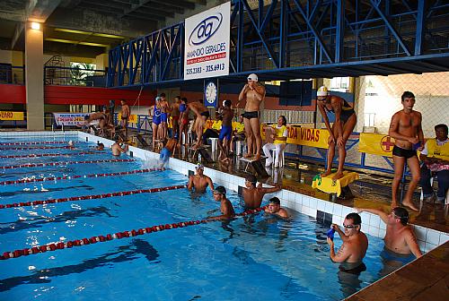 Nadadores enfrentam desafio de estar na piscina por 24 horas