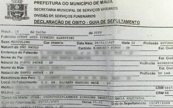 Sônia Maria Ribeiro mostra a foto do filho, a travesti Andréia Albertini