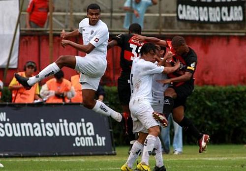 Em jogo disputado no Barradão. Vitória e Galo empataram