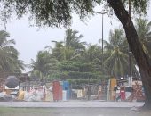 Sob forte chuva, moradores da orla lagunar aguardam remoção para Benedito Bentes