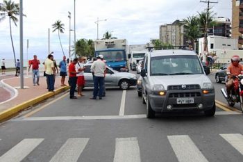 Veículos invadiram faixa na Avenida Álvaro Otacílio