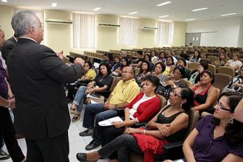 Secretário conversando com coordenadores de ensino sobre uma maior inserção do esporte nas atividades escolares