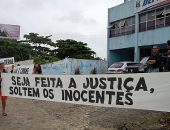 Familiares de escrivão protestam contra prisão