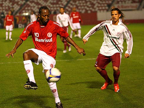 Andrezinho, marcado por Diguinho, fez um dos gols da vitória do Inter no Beira-Rio