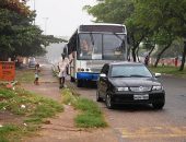 Moradores invadiram ônibus, impedindo a transferência