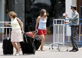 Americanas que poderiam estar com a nova gripe deixam quarentena em hotel de Pequim, na China, nesta terça-feira (21)