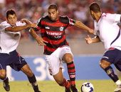 Adriano tenta passar pela marcação de jogadores do Barueri